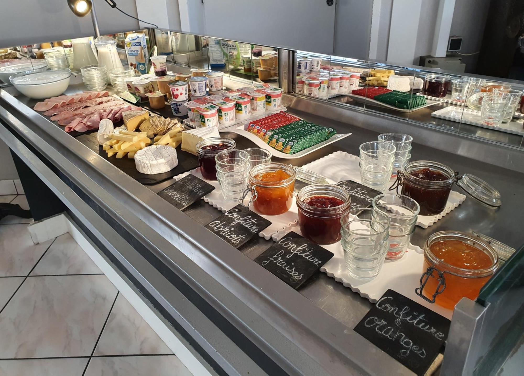 Hotel Restaurant Les Voyageurs Montaigu-Vendee Eksteriør bilde