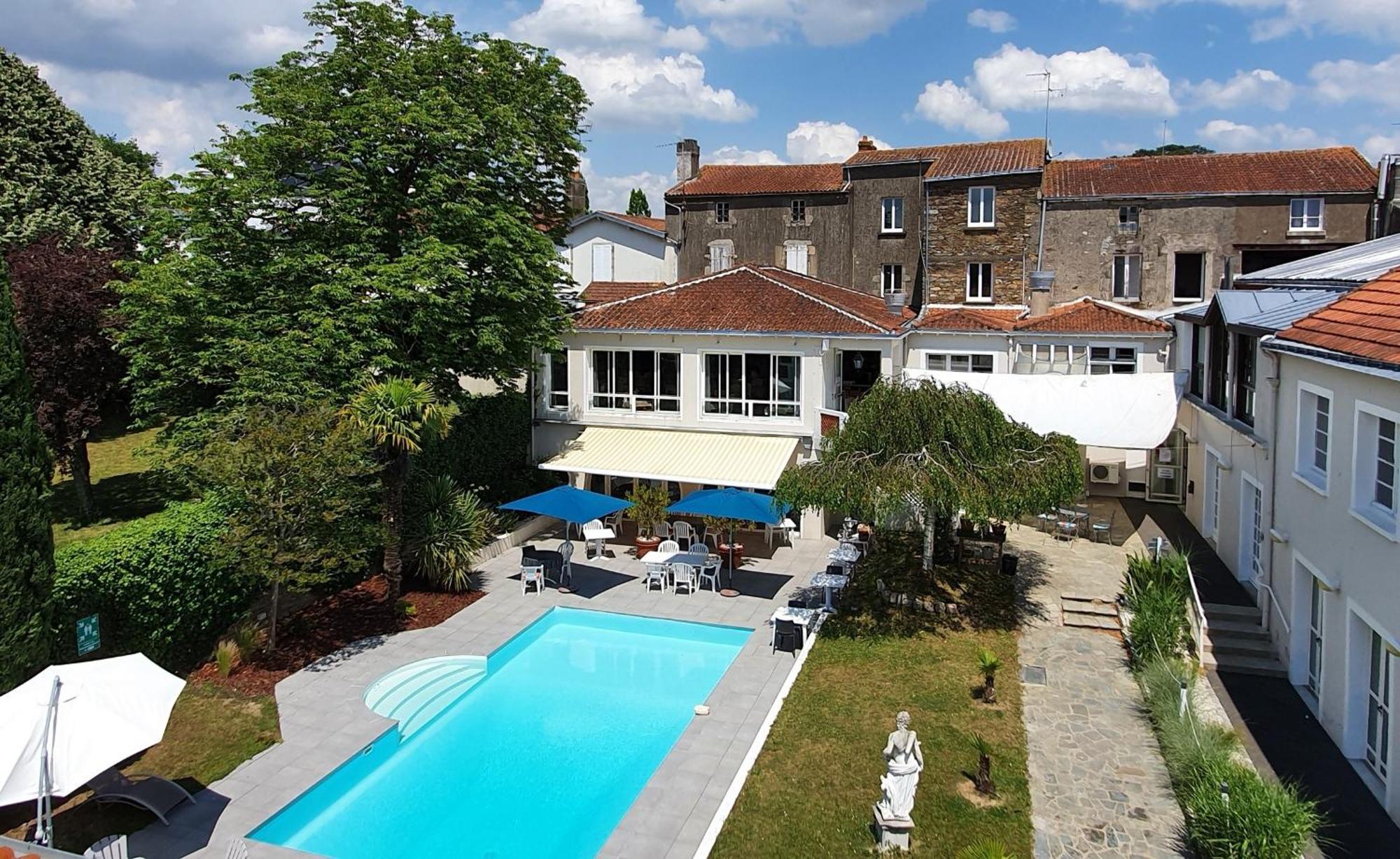 Hotel Restaurant Les Voyageurs Montaigu-Vendee Eksteriør bilde