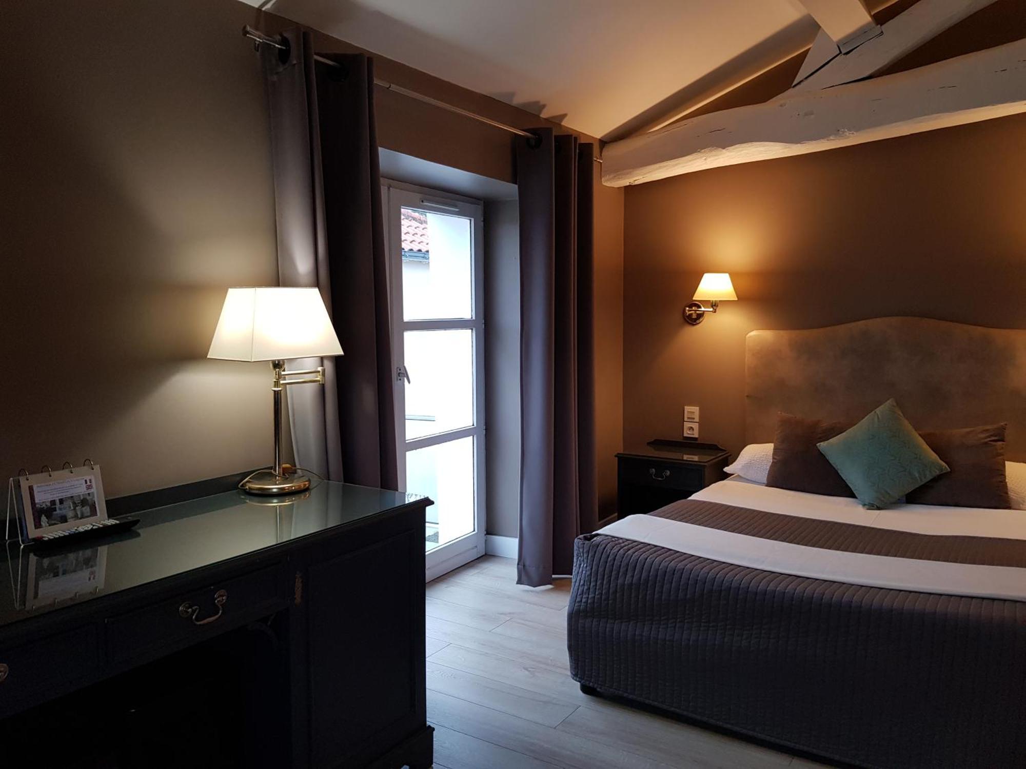 Hotel Restaurant Les Voyageurs Montaigu-Vendee Eksteriør bilde