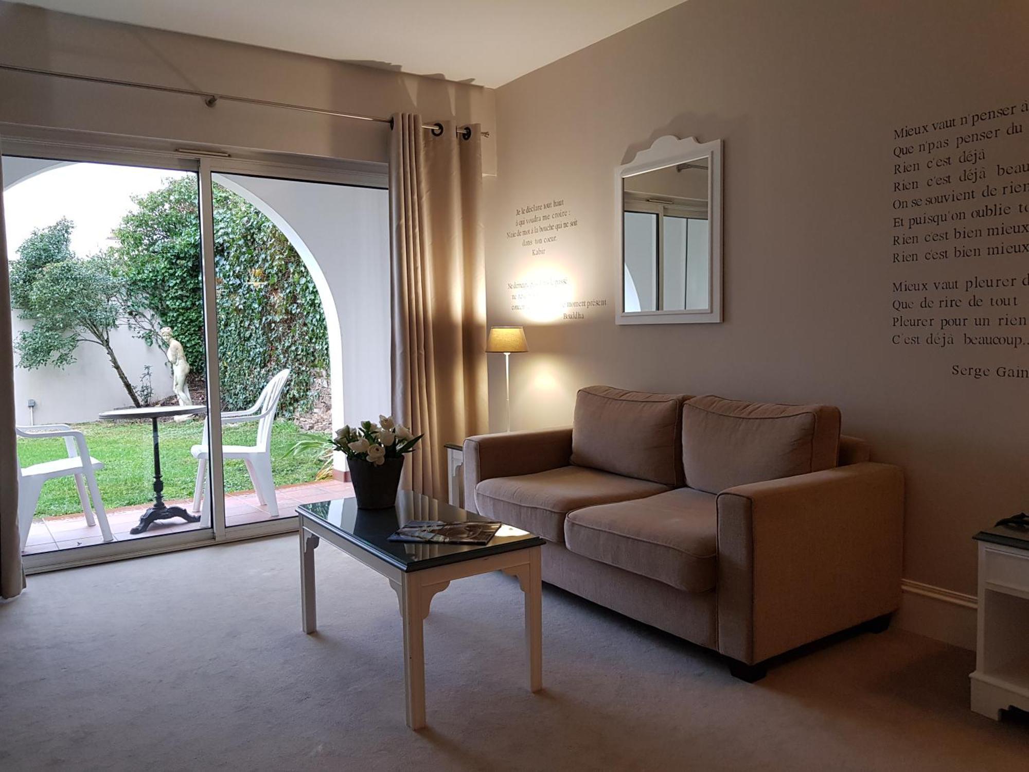 Hotel Restaurant Les Voyageurs Montaigu-Vendee Eksteriør bilde
